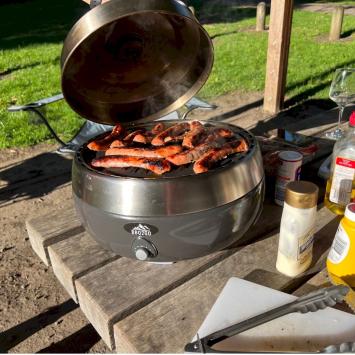 BBQ2GO Basis - BBQ - Rookvrije Houtskool Barbecue - Draagbaar - Geschikt voor 2 - 5 Personen - Binnen 5 min Gebruiksklaar - Inclusief Draagtas - 125g Houtskool