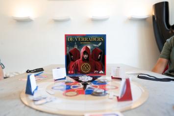 De Verraders het bordspel - Gebaseerd op het tv-programma - Speel als verrader of bondgenoot